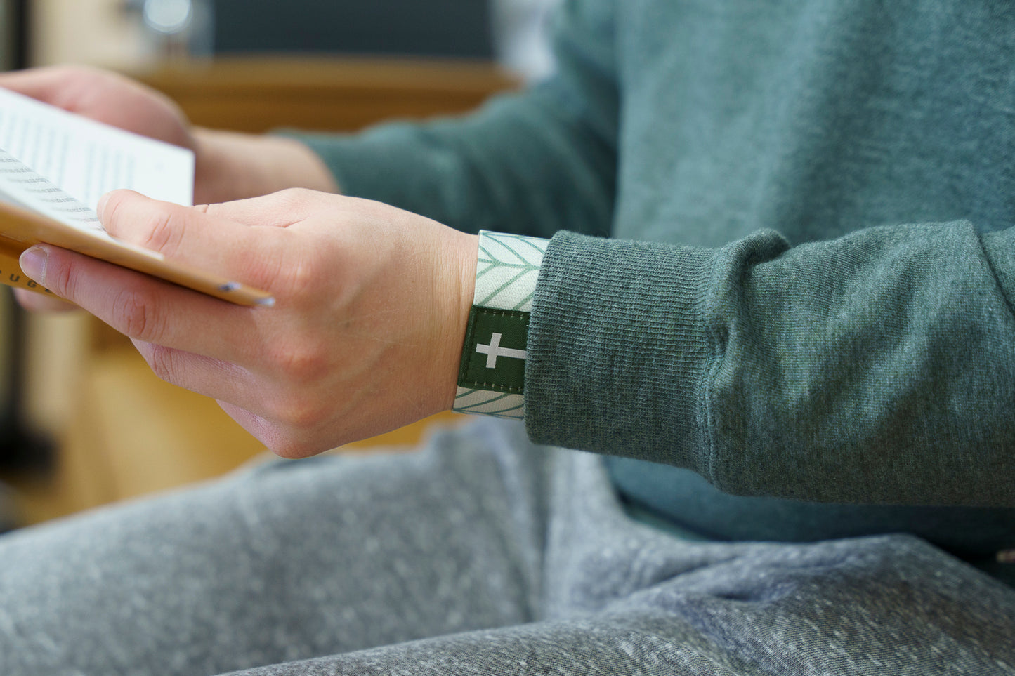 Be Strong - Christian Bracelet | Tap to Get Daily Verse | Elastic NFC Bracelet