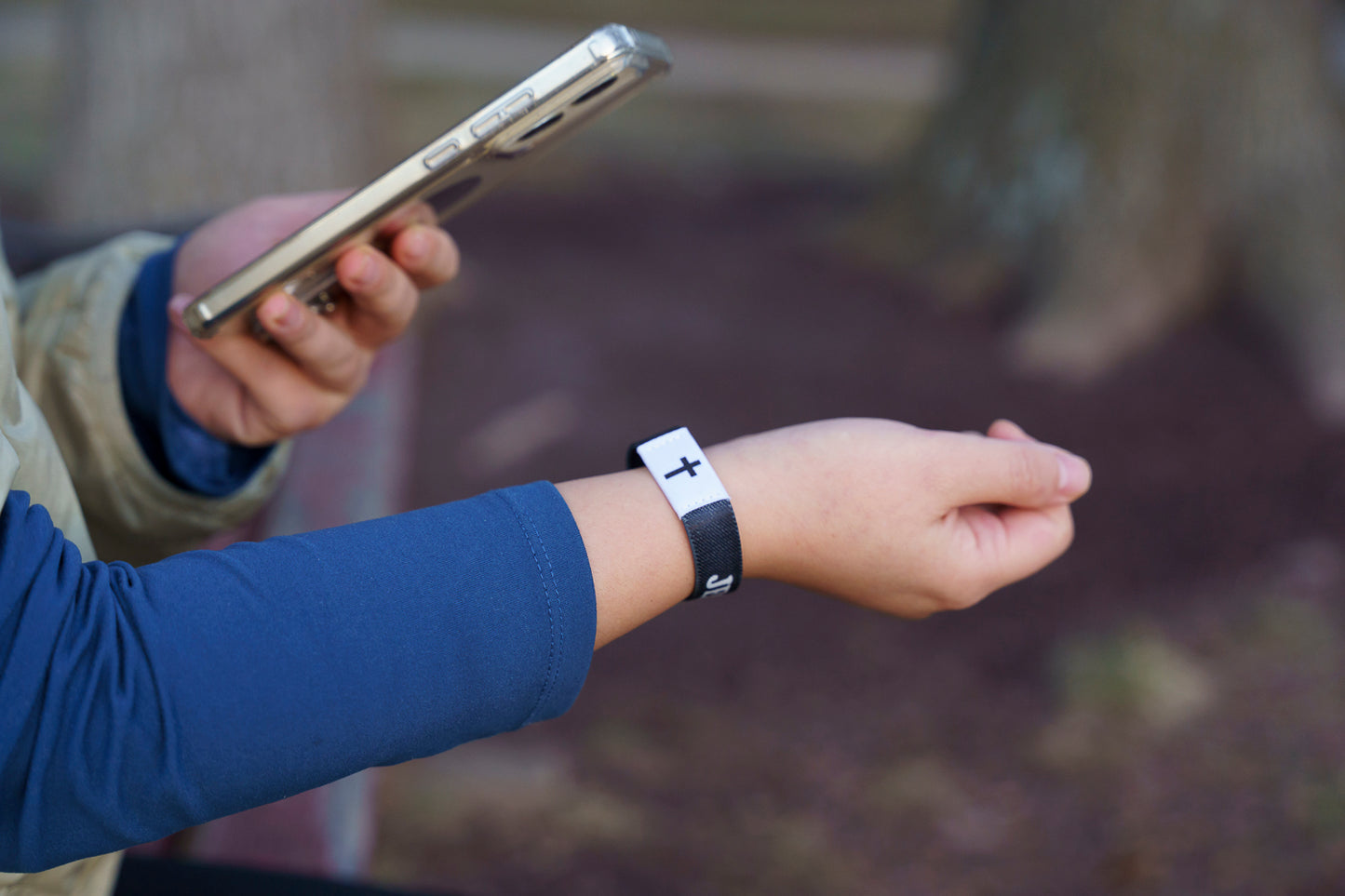 Jesus is King - Christian Bracelet | Tap to Get Daily Verse | Elastic NFC Bracelet